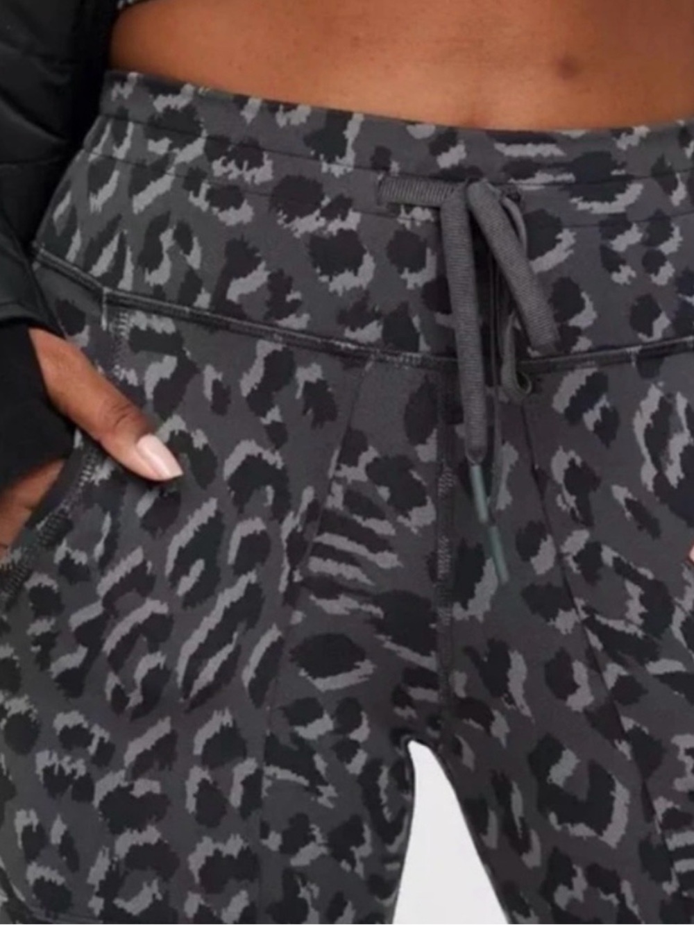 New Aerie Jacquard Peak Leggings w/ pockets in a gray & black animal print